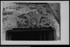 Białystok, fragment dekoracji nadproża okiennego fasady południowej korpusu głównego Pałacu Branickich