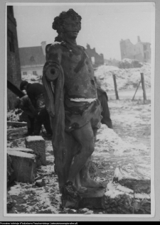 Białystok, Pałac Branickich, Bachus - rzeźba przed rekonstrukcją