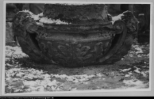 Białystok, Pałac Branickich, wazon parkowy przed rekonstrukcją