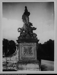 Białystok, Ogrody Branickich, rzeźba ogrodowa (Herkules walczący ze smokiem)