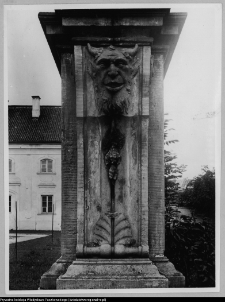 Białystok, Ogrody Branickich, cok&oacute;ł grupy Herkulesa