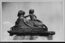 Białystok, Ogrody Branickich, rzeźba Sfinksa przed konserwacją