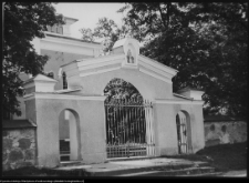 Jałówka, brama przed kościołem