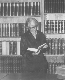 Krystyna Niklewiczówna w pracowni Pałacu Tyszkiewiczów-Potockich w sali z kominkiem