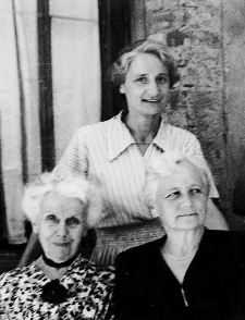 Krystyna Niklewiczówna z matką Marią Niklewiczową i Gabrielą Balicką