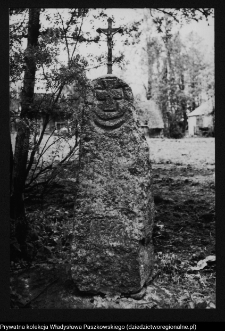 Płonka Kościelna, krzyż żeliwny z kamiennym postumentem i datą 1847 r.