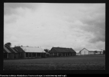 Płonka Kościelna, stodoły od strony wjazdu z Łap