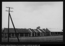 Płonka Kościelna, stodoły od strony wjazdu z Łap