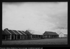 Płonka Kościelna, stodoły od strony wjazdu z Łap