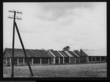 Płonka Kościelna, stodoły od strony wjazdu z Łap
