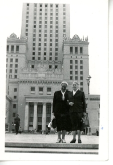 Natalia Gąsiorowska-Grabowska i Żanna Kormanowa na tle Pałacu Kultury i Nauki w Warszawie