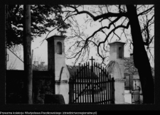 Radził&oacute;w, brama ogrodzenia kościoła