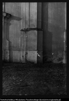 Sejny, pilaster przy portalu kościoła