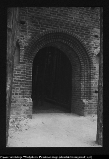 Wizna, odbudowa kościoła (portal)