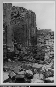 Supraśl, wnętrze cerkwi pobazyliańskiej w czasie odgruzowywania