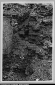 Supraśl, wnętrze cerkwi pobazyliańskiej w czasie odgruzowywania