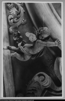 Supraśl, Pałac Opat&oacute;w - amorek podtrzymujący ramę obrazu