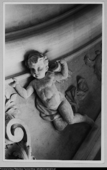 Supraśl, Pałac Opat&oacute;w - amorek podtrzymujący ramę obrazu