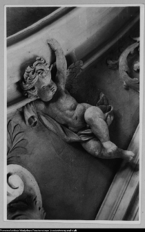 Supraśl, Pałac Opat&oacute;w - amorek podtrzymujący ramę obrazu