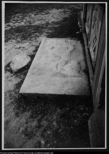 Narew, płyta renesansowa przy drzwiach kościoła