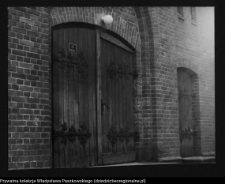 Rogale, drzwi kościoła