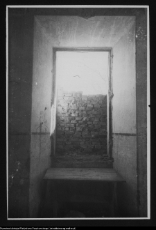 Supraśl, Pałac Opat&oacute;w - otw&oacute;r okienny