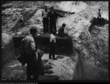 Władysław Paszkowski i jego wsp&oacute;łpracownicy - badania archeologiczne (Święck Strumiany)