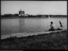 Władysław Paszkowski i jego wsp&oacute;łpracownicy - widok na klasztor w Wigrach