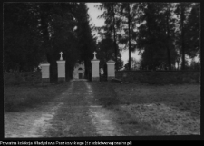 Waniewo, brama cmentarza