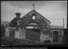 Mała Huta, brama folwarczna