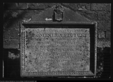 Kuczyn, tablica epitafijna w murze cmentarza