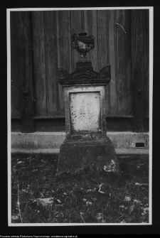 Winna-Poświętna, pomnik przy kościele