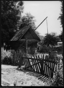 Brzoz&oacute;wka, spichlerz i żuraw
