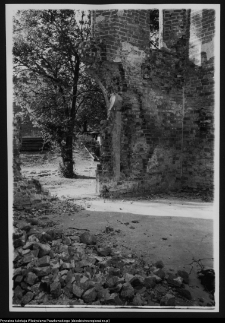 Mielnik, ruiny gotyckiego kościoła Świętej Tr&oacute;jcy