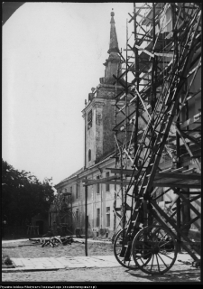 Szczuczyn, widok na klasztor z wieżą zegarową