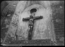 Niedźwiadna, krucyfiks na ścianie prezbiterium