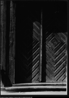 Sokoły, drzwi dzwonnicy przy kościele cmentarnym