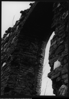 Gołdap, fragment łuku okiennego kościoła gotyckiego