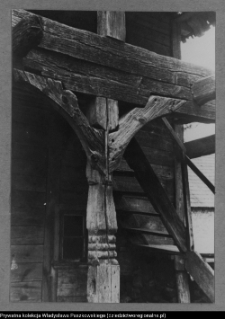 Kalin&oacute;wka Kościelna, lamus drewniany fragment słupa z mieczami