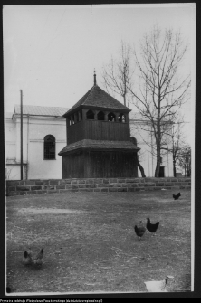 Dąbr&oacute;wka Kościelna, drewniana dzwonnica z 1786 r.