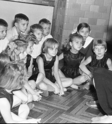 Uczniowie przysłuchujący się nauczycielce podczas lekcji tańca, Szkoła Muzyczna