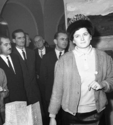 Zgromadzeni goście na wystawie I Pleneru Białowieskiego w Muzeum Okręgowym