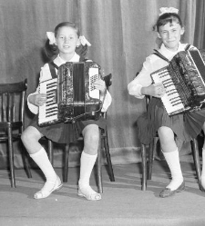 Dziewczynki grające na akordeonach, Dom Kultury Dzieci i Młodzieży przy ul. Mazowieckiej 33