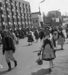 Poch&oacute;d Gwiaździsty, dzieci w strojach ludowych. Ulica M. Curie-Skłodowskiej