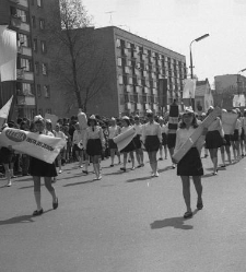 Poch&oacute;d Gwiaździsty, młodzież niosąca duże tubki past do zęb&oacute;w. Ulica M. Curie-Skłodowskiej