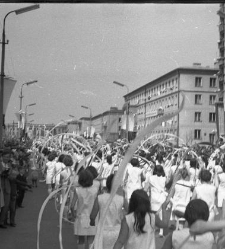 Poch&oacute;d Gwiaździsty, dziewczęta z szarfami. Liceum Wychowawczyń Przedszkoli. Ulica M. Curie-Skłodowskiej