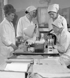 Technikum Mleczarskie, uczennica z nauczycielką w laboratorium