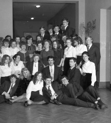 Studni&oacute;wka III LO, grupa os&oacute;b pozująca do zdjęcia