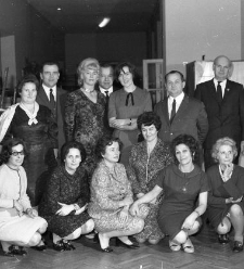 Studni&oacute;wka III LO, nauczyciele pozujący do zdjęcia