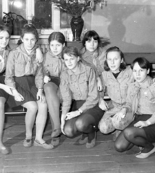 Wieczorynka harcerska w Zasadniczej Szkole Handlowej, grupa dziewcząt